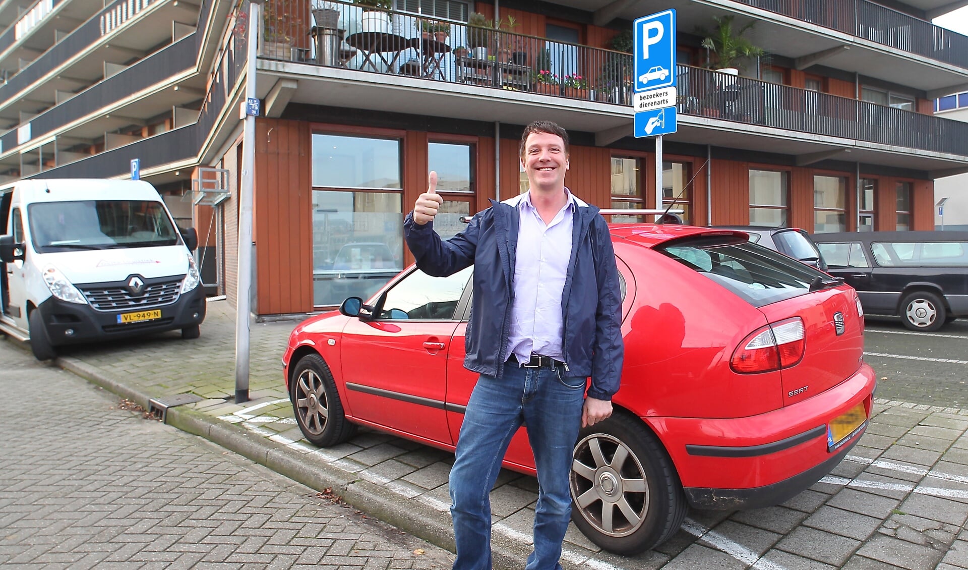 Dierenarts Van Nijhuis is blij met de twee parkeerplaatsen die voor zijn praktijk zijn gerealiseerd. 