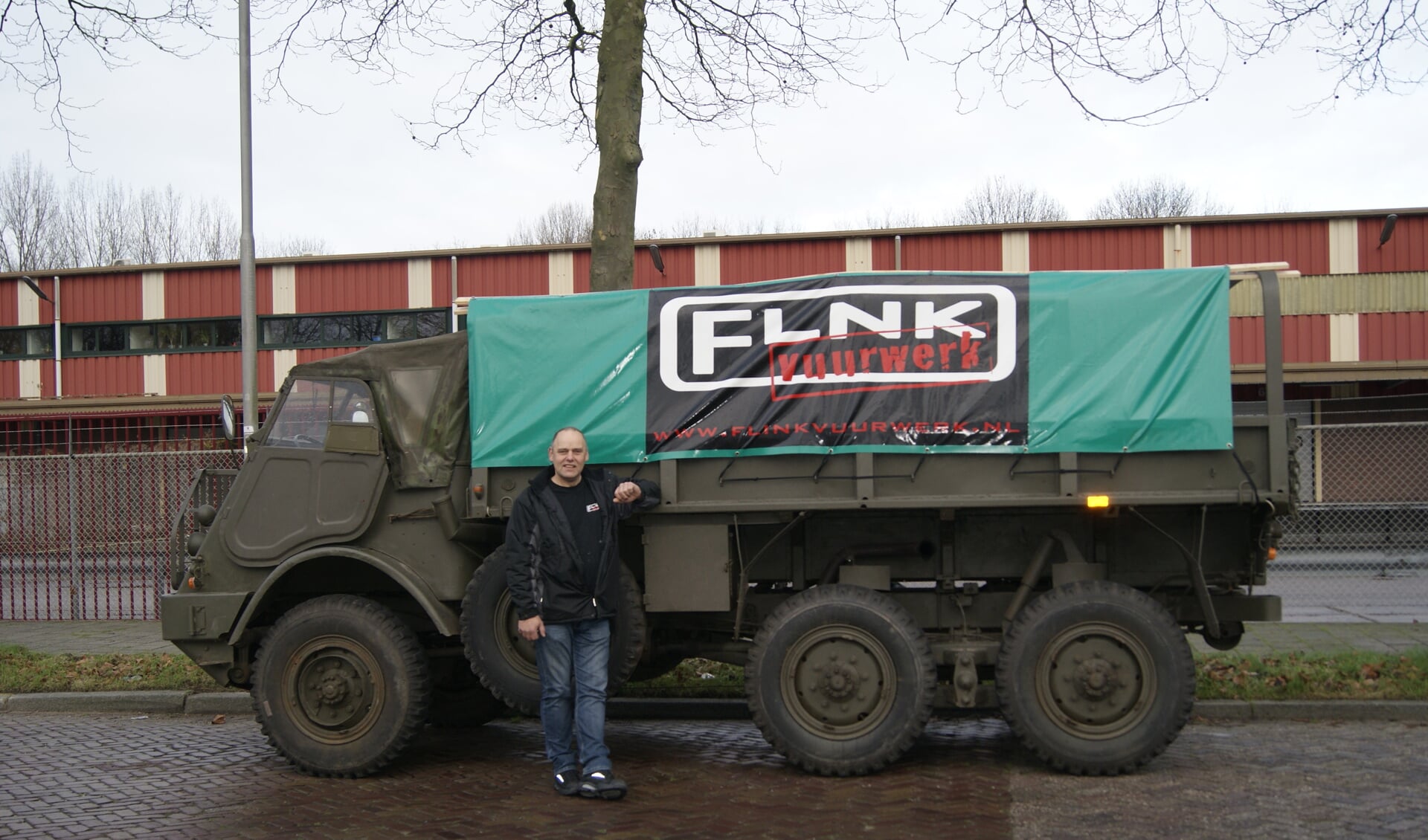 Eric Flink voor zijn Dikke DAF uit het leger.