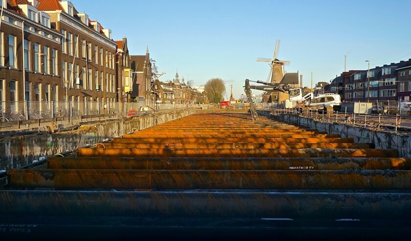 Grote buizen ‘stempels’ houden de muren op hun plaats in de bouwput van de nieuwe parkeergarage aan de Spoorsingel. (foto: Henk de Kat)