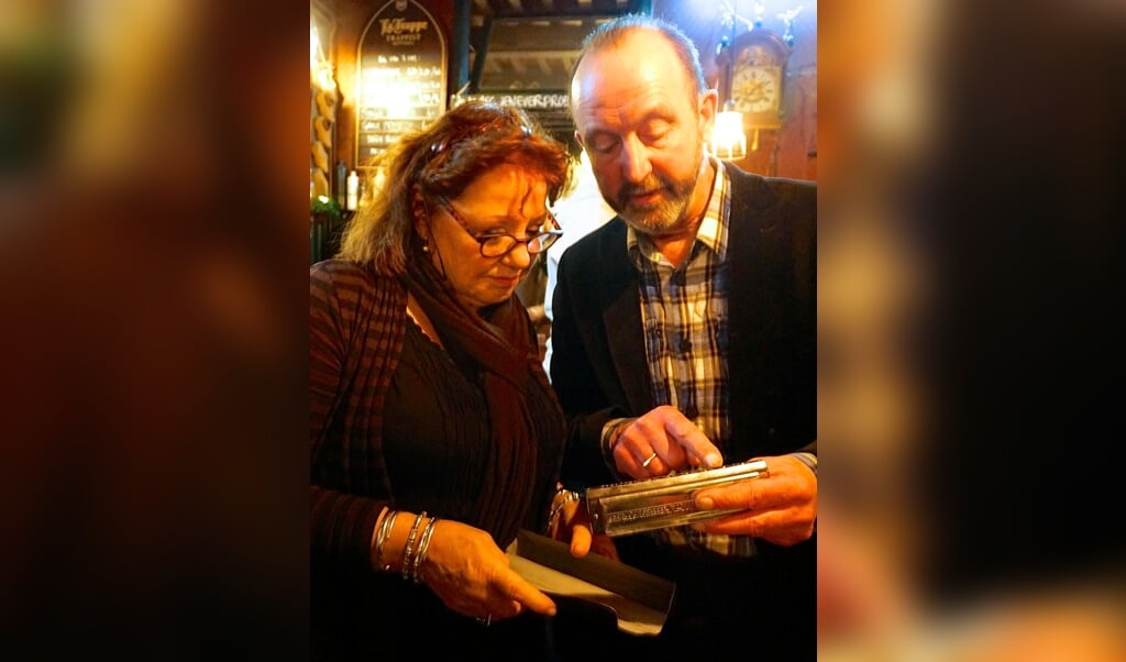 Eugenie Gaiser en Hans de Vries bekijken de oude hit-harmonica van ‘White’. (foto: Henk de Kat)