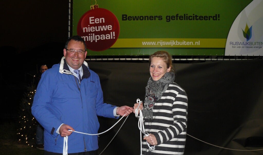 Wethouders Ronald van der Meij en Marloes Borsboom hebben zojuist het reclamebord aan de Prinses Beatrixlaan onthuld. (foto: Dennis van den Berg) 