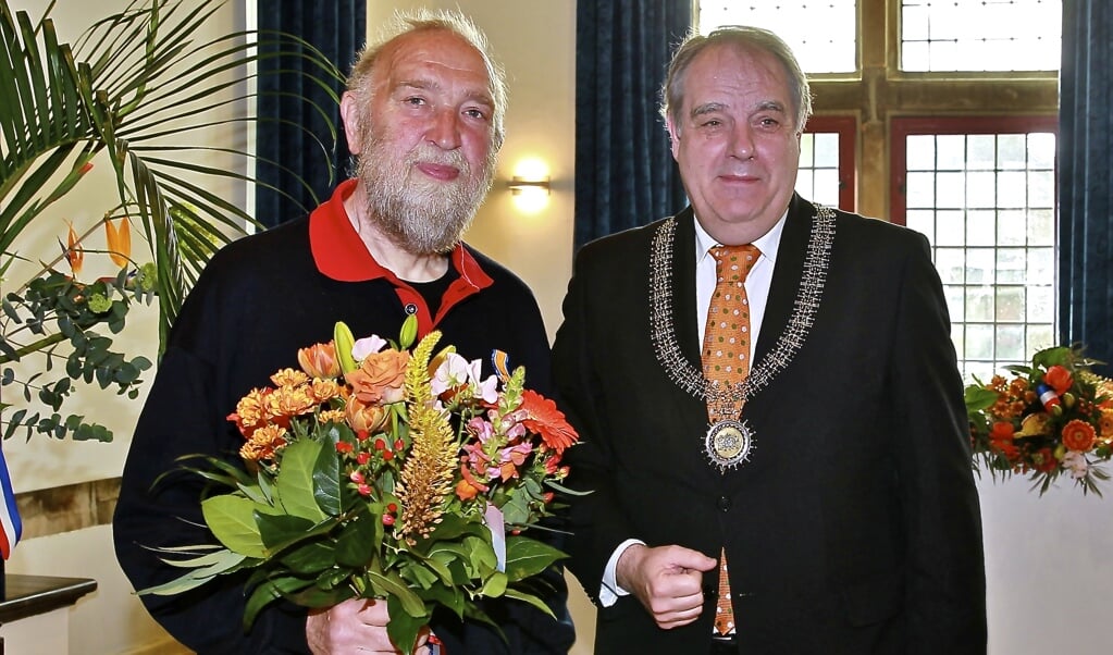 Joop Bommelé ontving dit jaar uit handen van burgemester Bas Verkerk een lintje voor al zijn vrijwilligerswerk. 