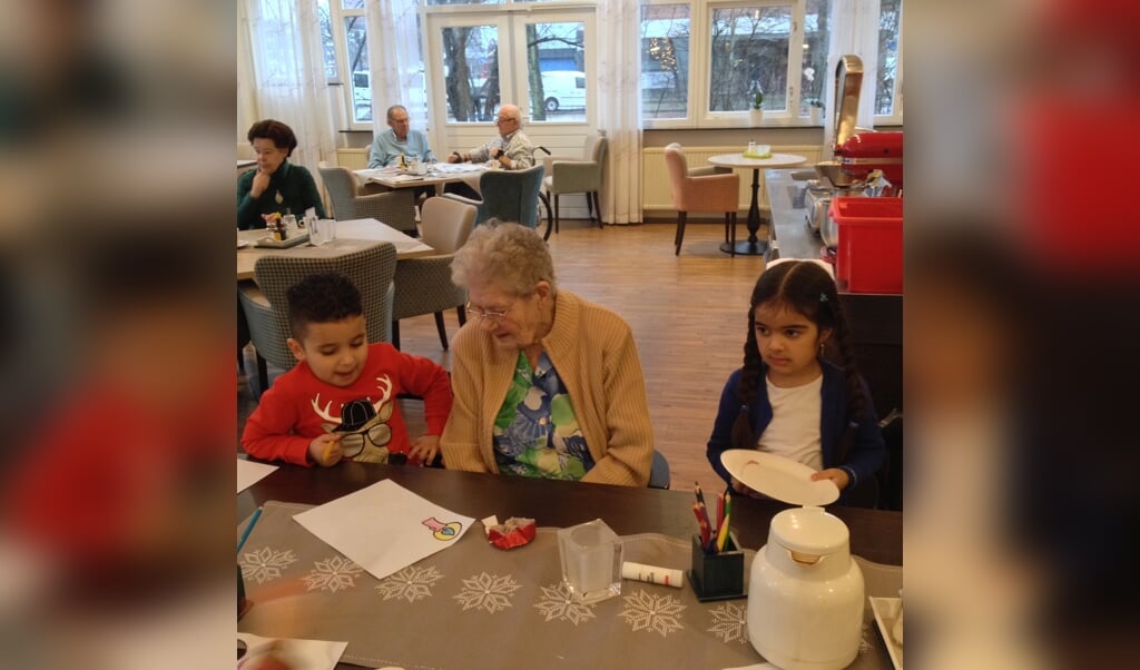 Kleuters van De Horizon en ouderen van Delfshoven beleefden een mooie dag. 