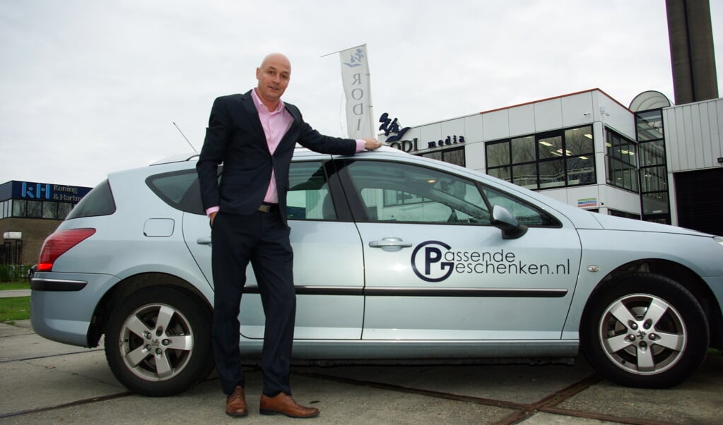 Marc Pas van Passende Geschenken en de door RODI beletterde bedrijfswagen. 