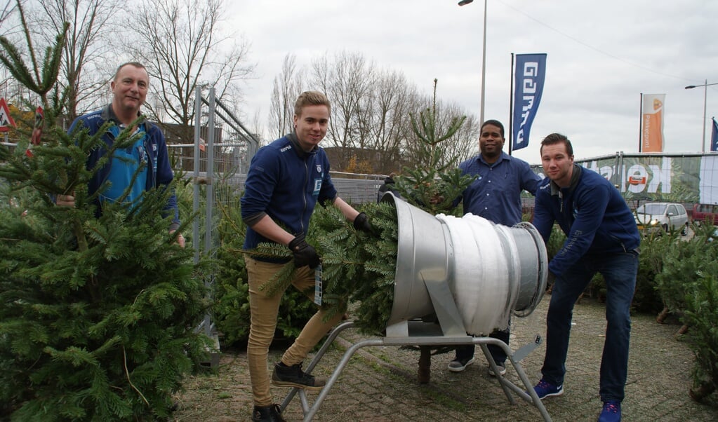 Het team kerstbomenverkoop van Gamma Delft, met van links naar rechts: Erwin, Jeffrey, Piëtro en Timo.