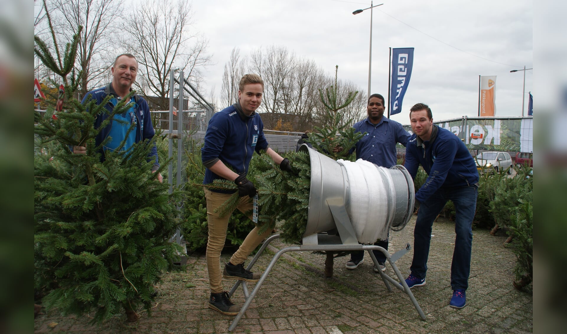 Het team kerstbomenverkoop van Gamma Delft, met van links naar rechts: Erwin, Jeffrey, Piëtro en Timo.