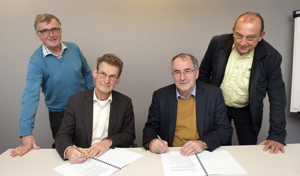 De ondertekenaars Ab Abbinga en Piet Houtenbos, namens respectievelijk Wonen Midden-Delfland en de Gemeente Midden-Delfland.