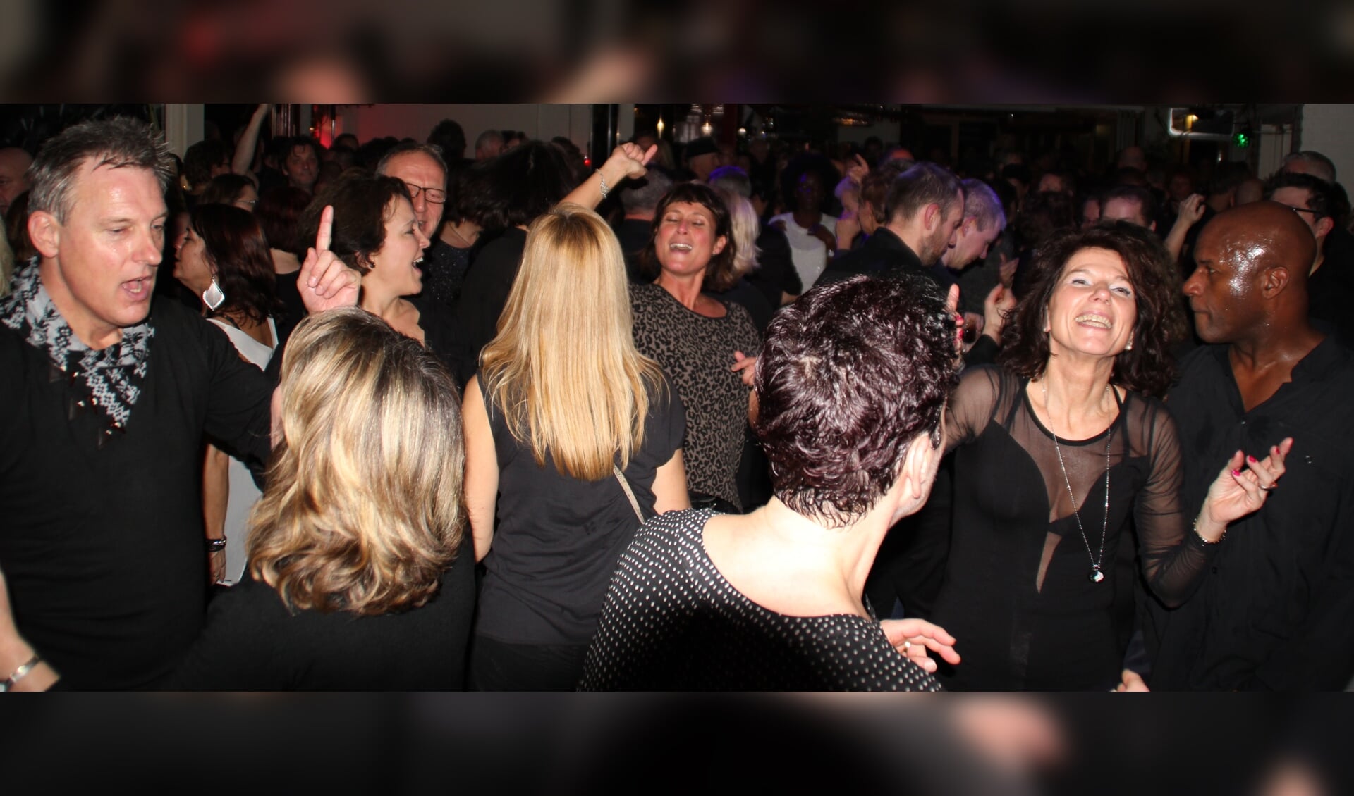 De Black Disco Party op zaterdag 19 december bij Onder Ons: een volle dansvloer gegarandeerd.  