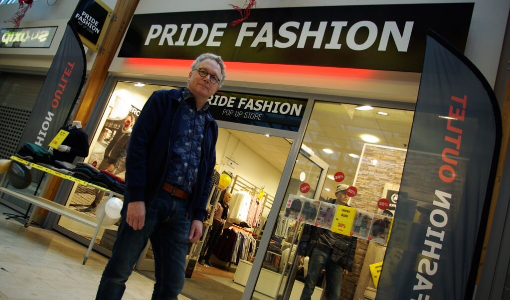 Ailko Kok, met pal achter hem de pop-up herenmodezaak Pride Fashion en de door RODI verzorgde gevelreclame. 