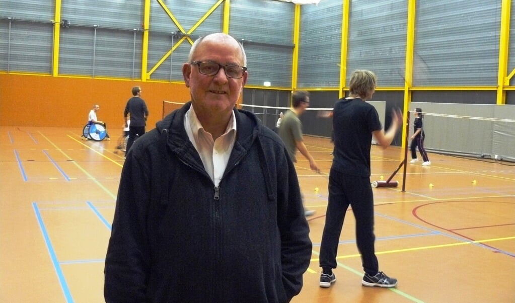 Wim  Plomp van Redeoss. Op de achtergrond de badmintonners van Redeoss. (Foto: Dennis van den Berg) 