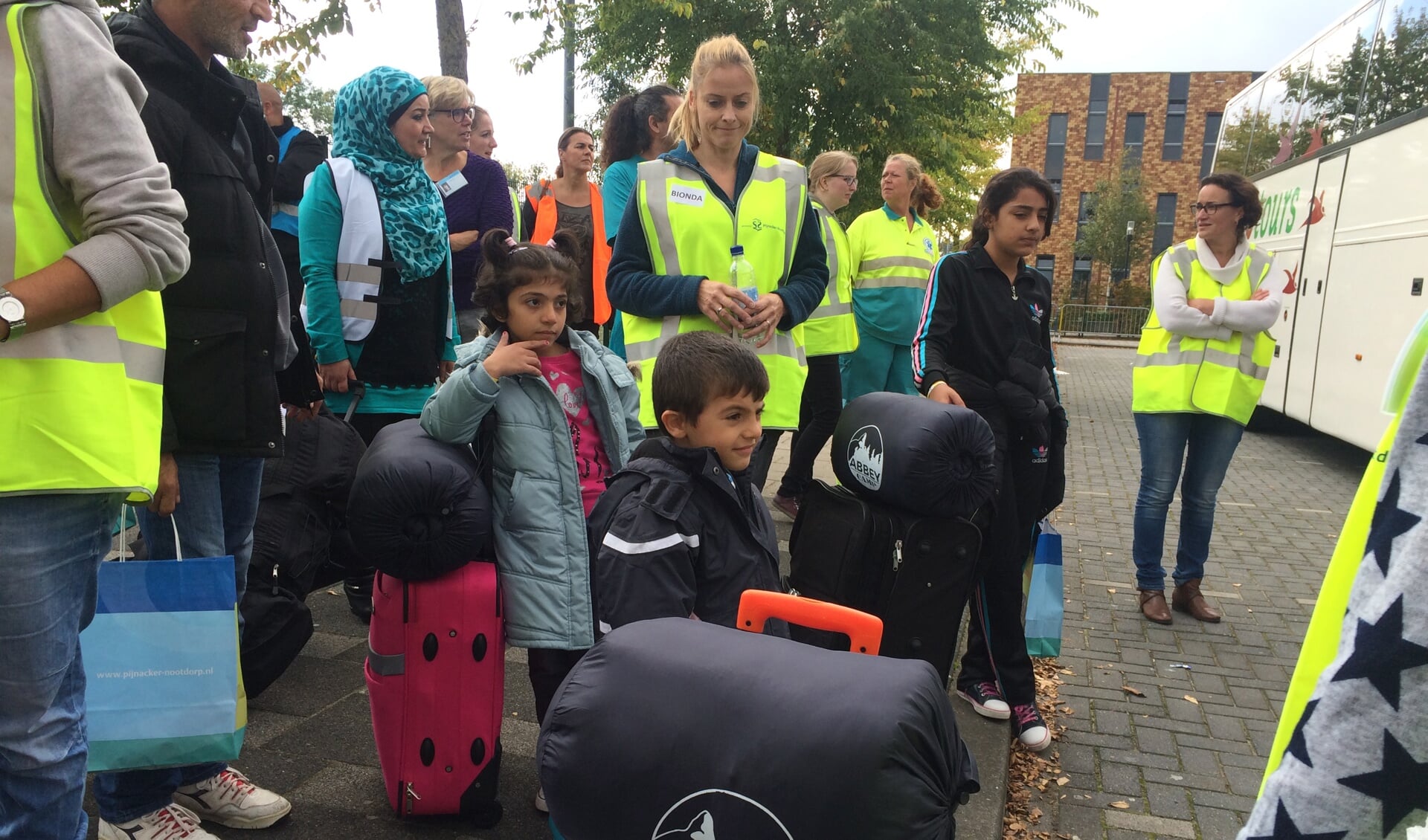 Zes dagen lang verbleven zo’n 150 vluchtelingen in sporthal De Viergang in Pijnacker, voordat ze weer vertrokken. Delft wil en gaat geen crisisnoodopvang bieden, maar gaat wel statushouders gaan huisvesten. (foto: Denise Quik) 