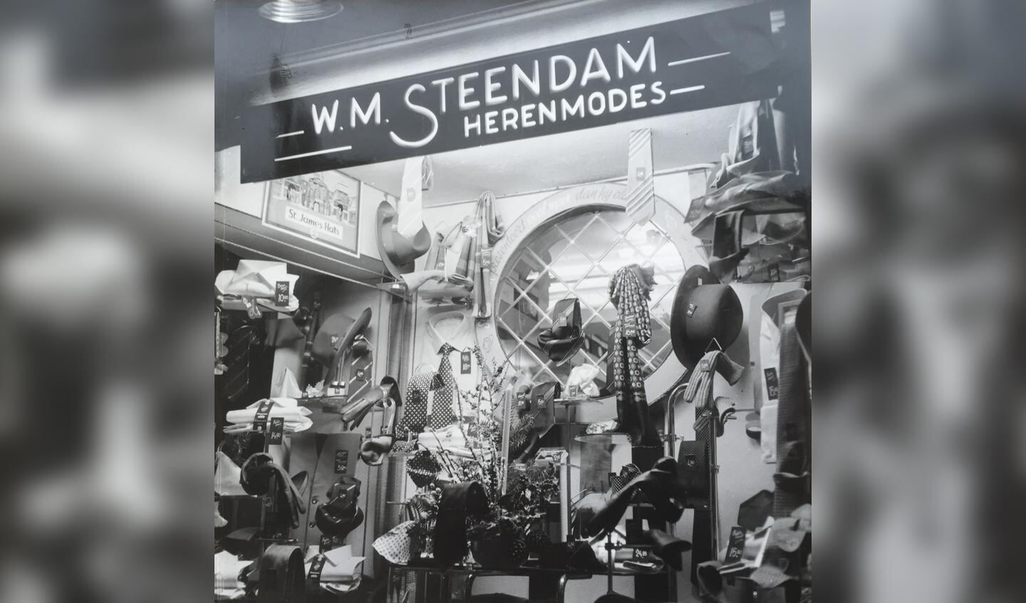De etalage van W.M. Steendam Herenmodes in 1950