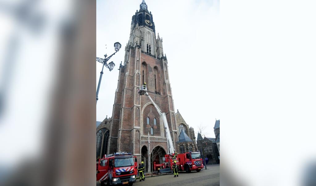 De brandweer oefende gisteren bij en in de Nieuwe Kerk. (foto: Stef Breukel)