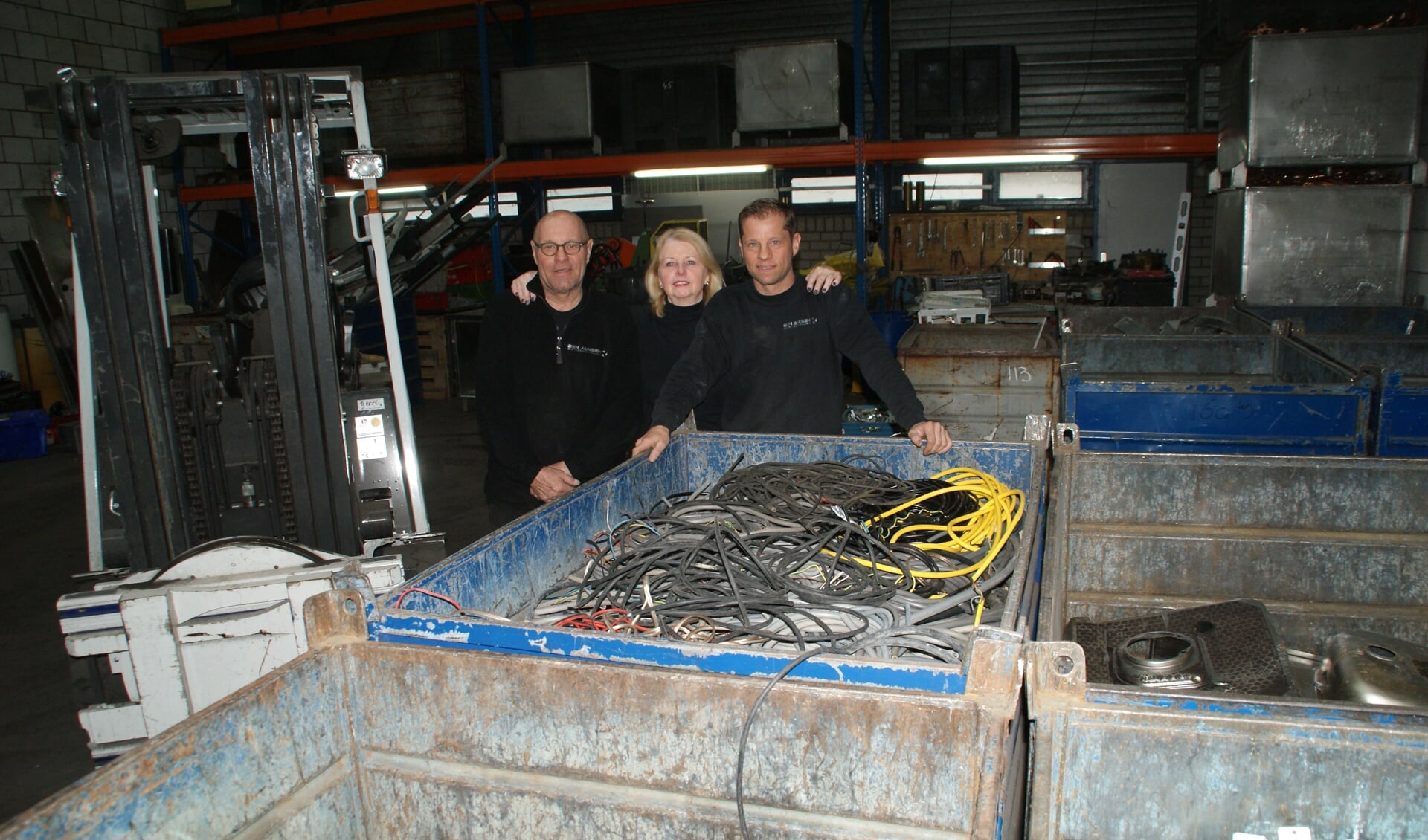 Ben, Wanda en Glenn Jansen te midden van al het ingekochte metaal en ijzer om te recyclen. (foto: Martijn Linthorst)