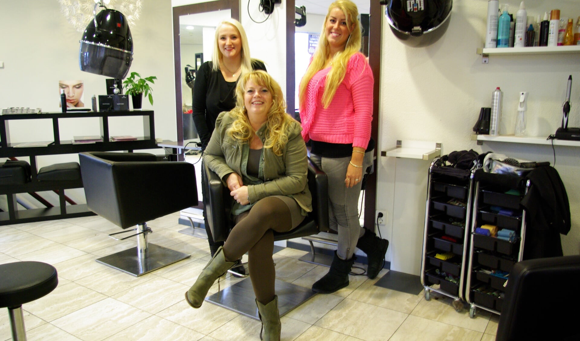 De meiden van Molier Hairstyling, met centraal Debbie Molier. 