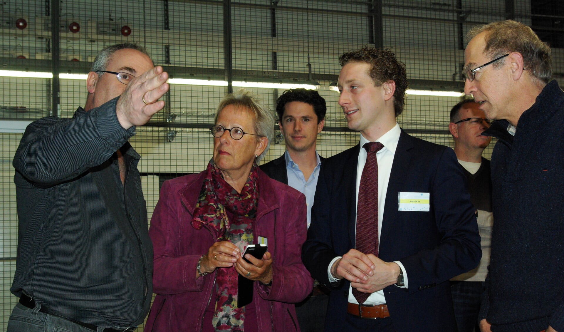 Netwerkbeheerder Johan Remeijsen (links) legt wethouders Aletta Hekker en Ferrie Förster uit wat in de kasten vol Delftse servers gebeurt. Centraal en op de achtergrond Siemon van den Berg, directeur van The Datacenter Group. 