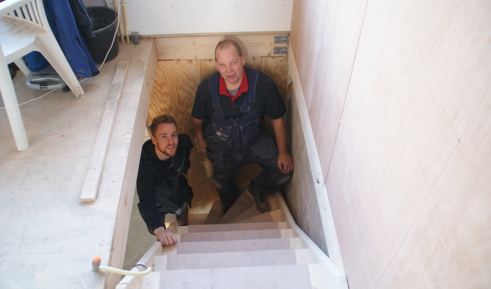 Jan van Vuuren en zijn zoon Remi, druk bezig met de renovatie van een huisje uit 1898.