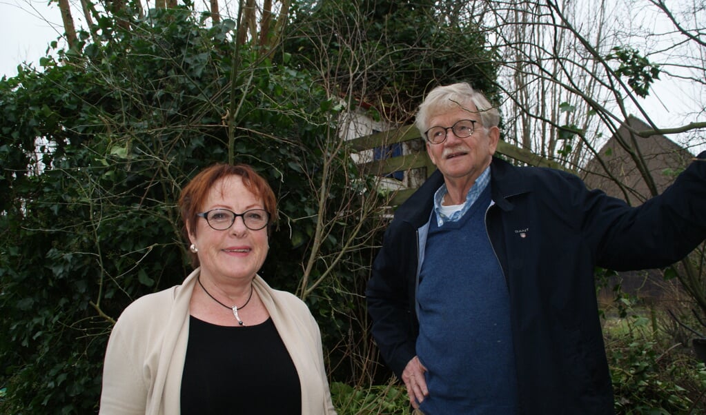 Henk en Henny Uilenreef in de tuin van hun huidige woning, met achter zich de boomhut van hun kleinkinderen.