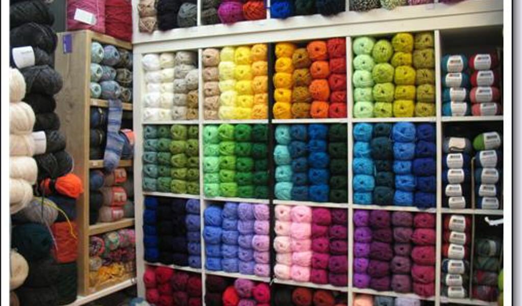Atelier Kleurrijk Vilt, de keuze in diverse garens en wol is er heel groot.