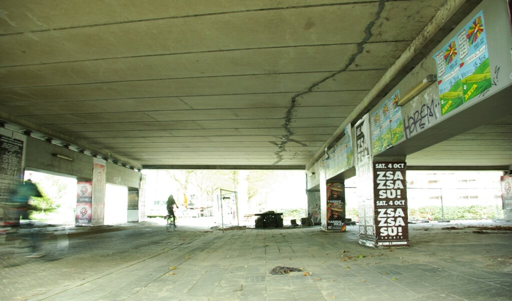 Eén van de drie scheuren, waardoor het college in 2006 een opknapbeurt van de Sebastiaansbrug noodzakelijk acht. (foto: Jesper Neeleman)
