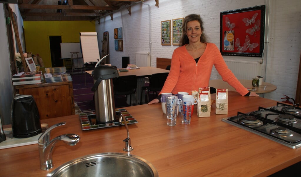 Natuurgeneeskundig therapeut Lisette Timmermans achter het keukenblok in haar nieuwe lezingenruimte.