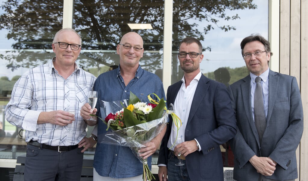  Bert Jan van der Mast van DES (tweede van Links) kreeg de sportspeld van Raimond de Prez (tweede van rechts). Rechts Sportraad-voorzitter Wicher Schreuders. (foto: Roel van Dorsten)