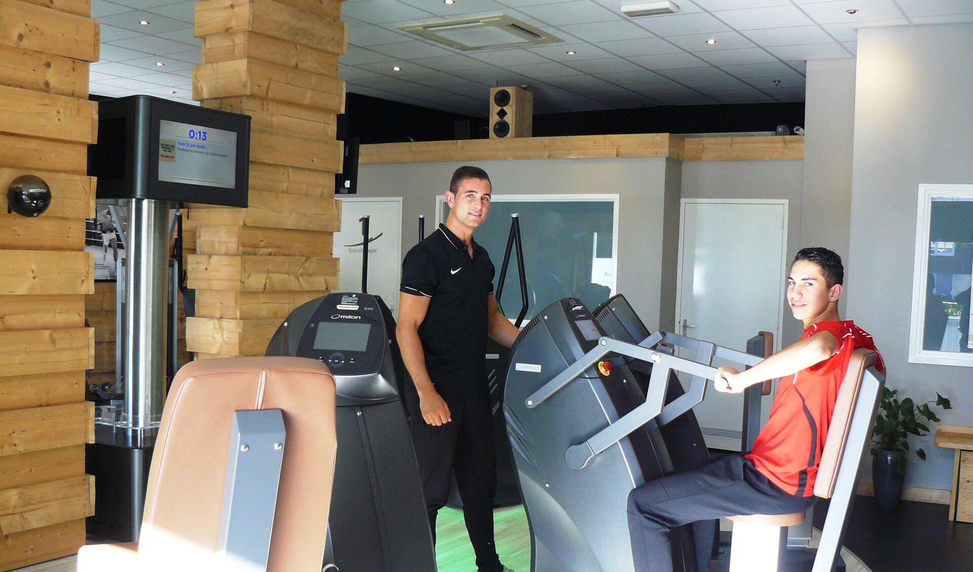 Jeroen Lathouwers en een collega demonstreren de gebruiksvriendelijke fitnessapparaten van Fysical Delfgauw.