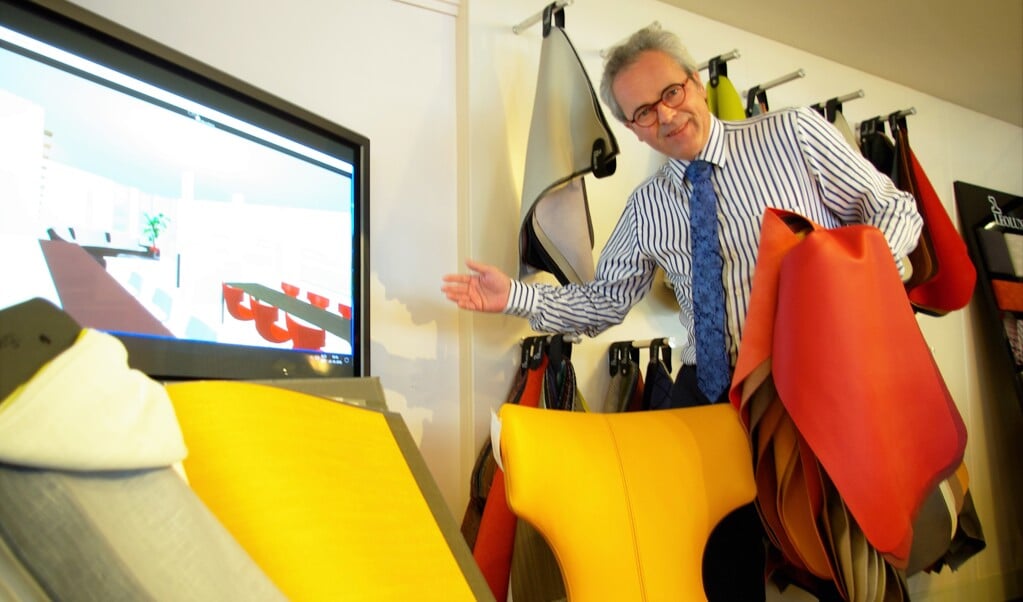 Harry Bergen Henegouwen showt de stoffen en stoelen, die in de 3D-tekening op het scherm zijn verwerkt. 