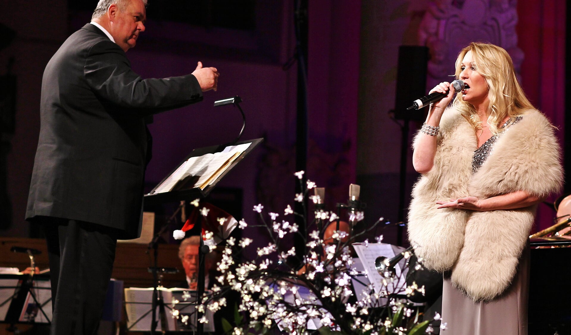 Gerard Breas (links) dirigeert onder andere Petra Berger (rechts), tijdens een eerdere editie van Kerstconcert in Delft. 