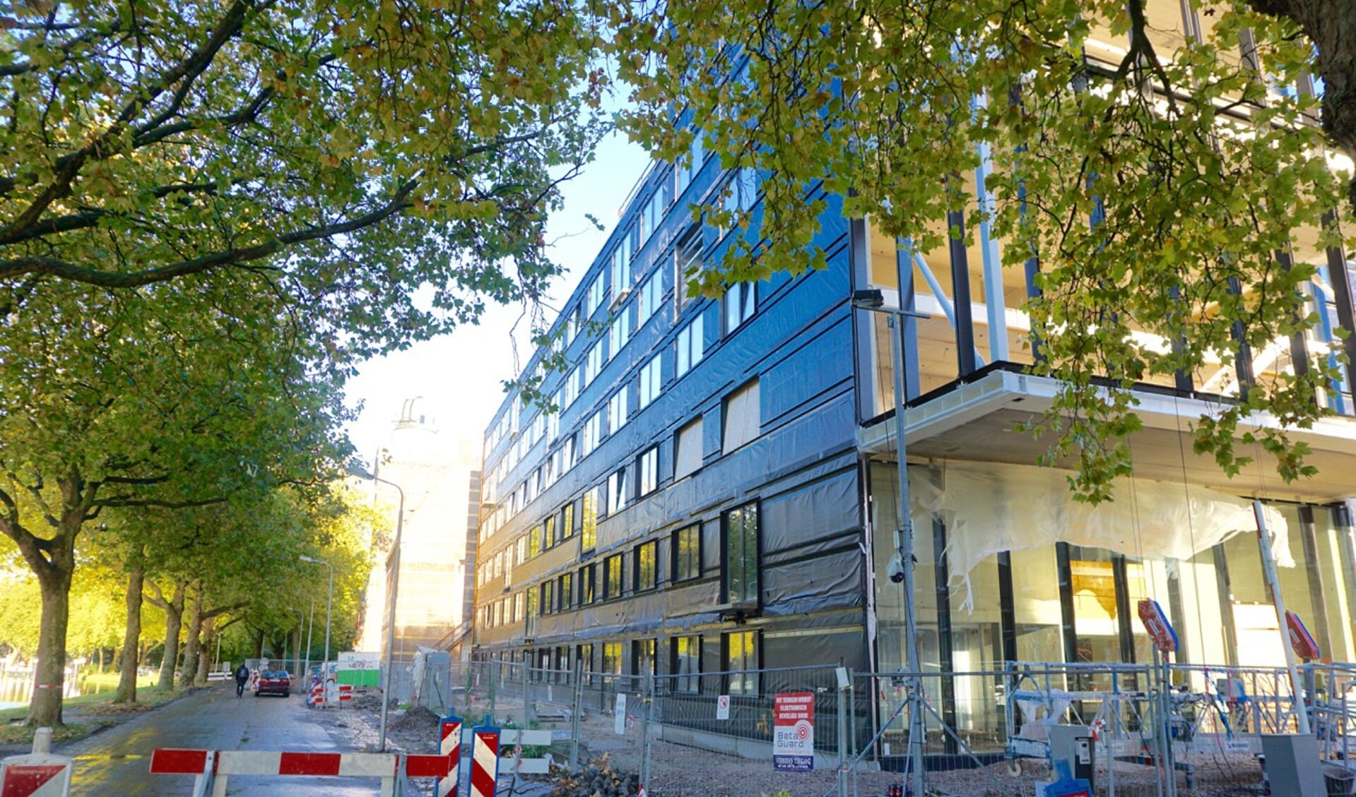 De politiek in Delft wil nu vooral dure huizen erbij, en ook studentenhuisvesting. Aan de Kanaalweg wordt gebouwd aan een ‘International Student House’ met 330 kamers voor buitenlandse studenten, een studentencafé en bedrijfsruimten.