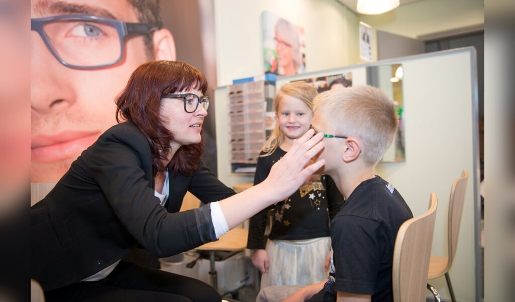 Bijziendheid onder kinderen neemt wereldwijd toe. Het is belangrijk dat kinderen regelmatig gecontroleerd worden door een oogarts of opticien. 
