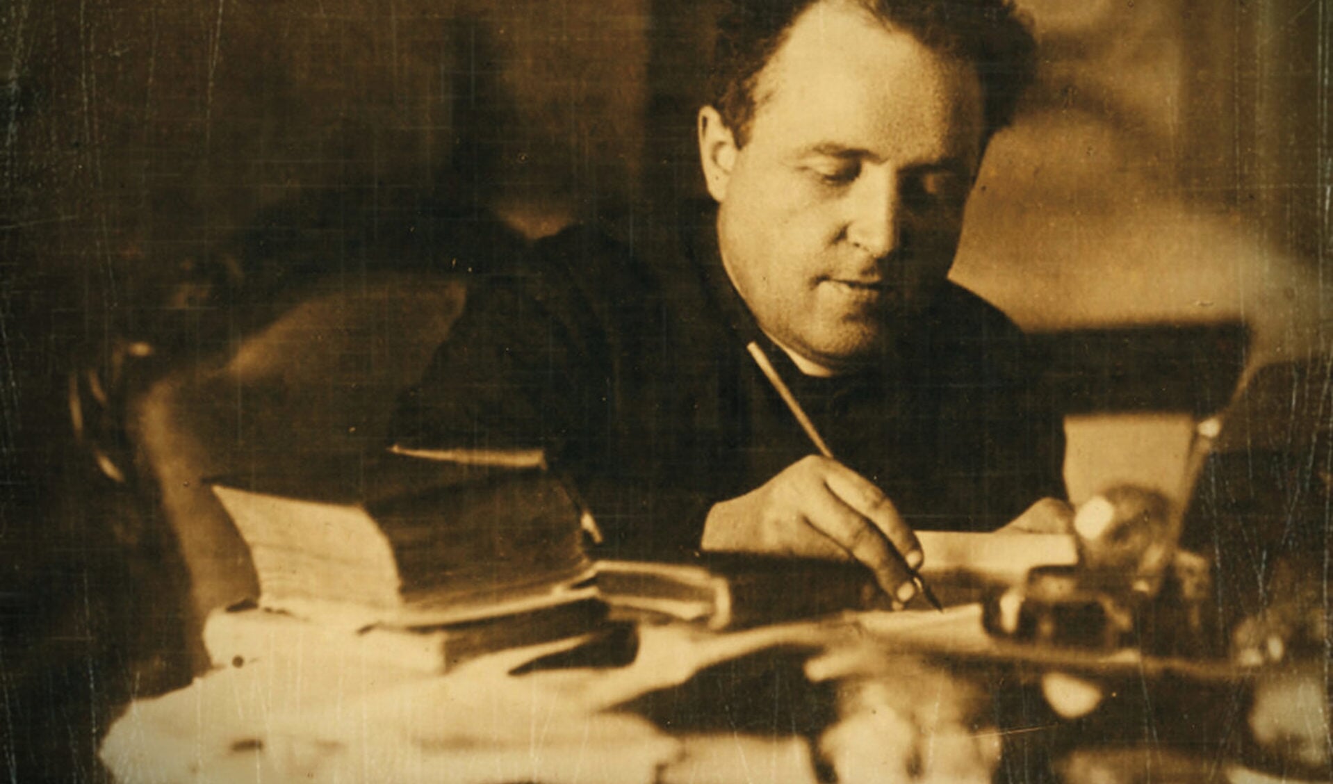 De Italiaanse componist Don Lorenzo Perosi componeerde zijn Requiem in 1898. Hij trad hiermee in de voetsporen van beroemde componisten als Mozart en Fauré. 