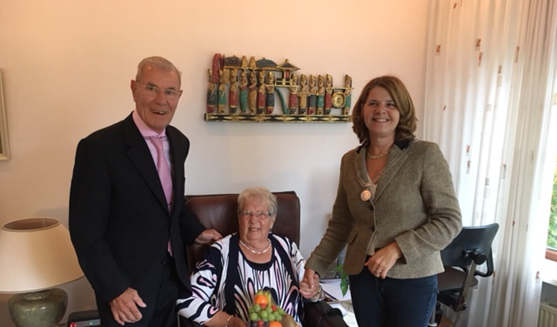 Op 13 oktober waren de heer en mevrouw Van Paassen 60 jaar getrouwd. Burgemeester Van Bijsterveldt ging bij hen op bezoek om hen met dit jubileum te feliciteren.