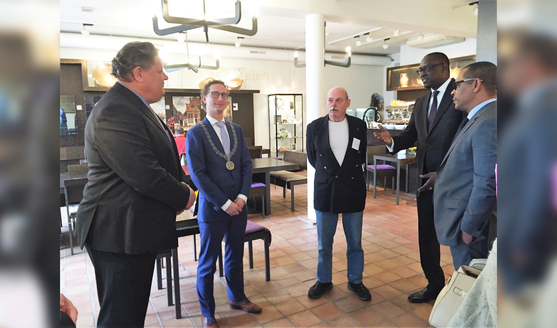 Vermeer Centrum-directeur Herman Weyers (links) en wethouder Ferrie Förster (tweede van links) in gesprek met het hoge bezoek uit Mali. 