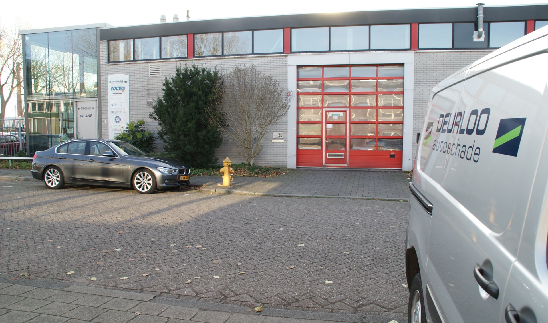 Het bedrijfspand van Deurloo Autoschade aan de Bellweg op bedrijventerrein SchieOevers.