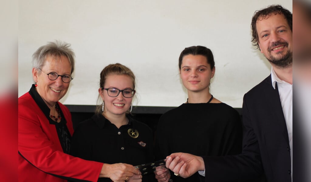 Wethouder Hekker feliciteert de winnaars van het programma 'Ondernemen op School'. 