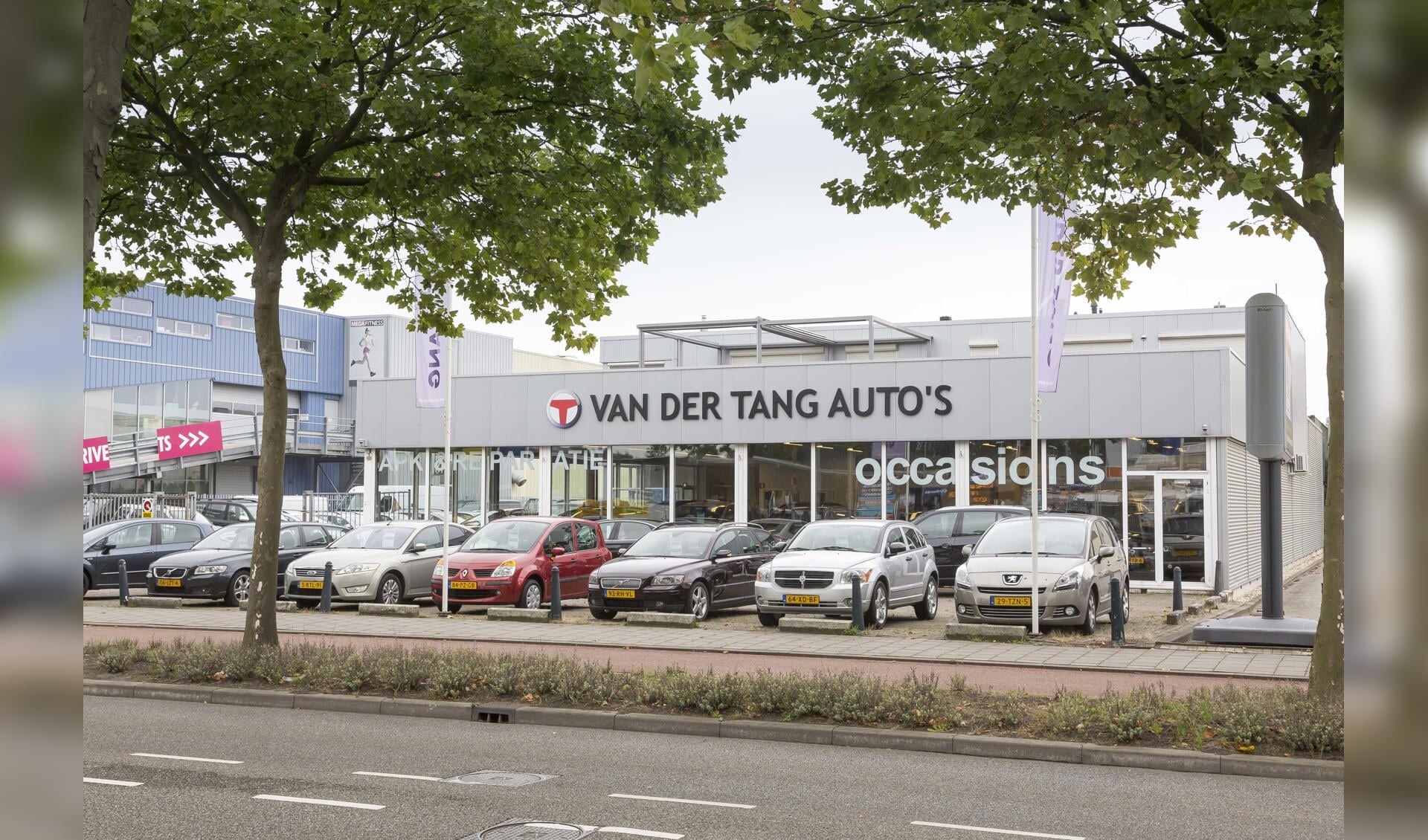 De sinds een tijdje heel duidelijk herkenbare buitengevel van Van der Tang Auto's.