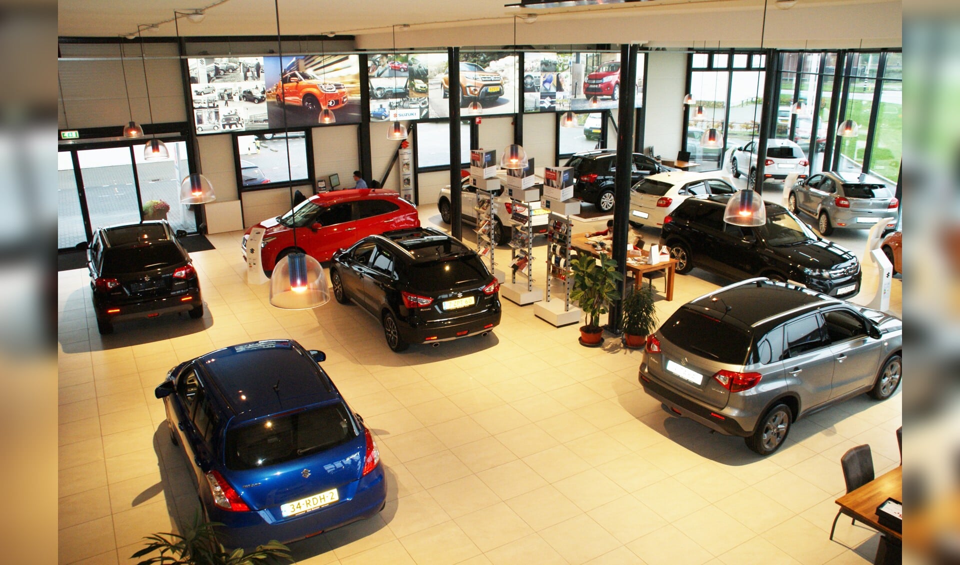 Een bovenaanzicht van de showroom vol nieuwe Suzuki-modellen.