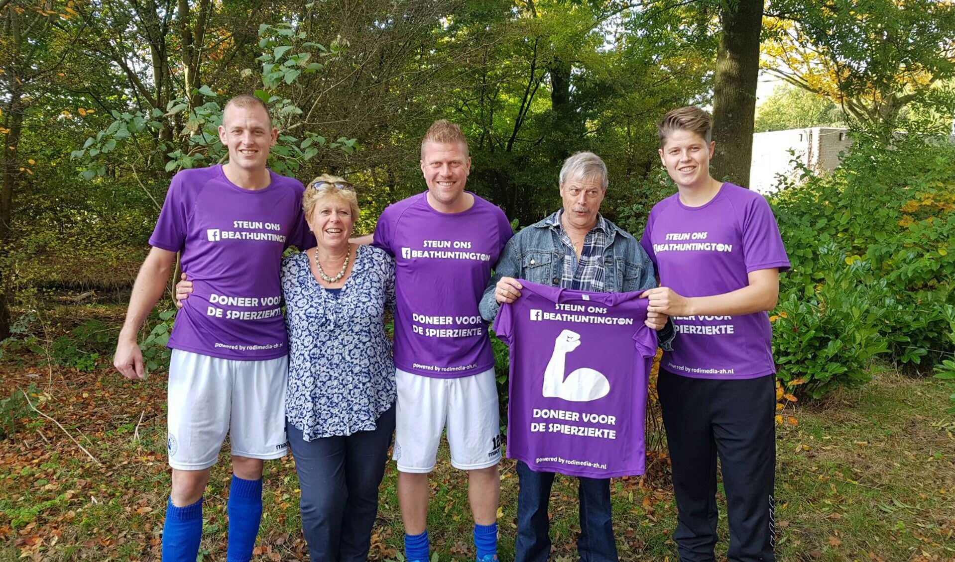 Bas de Graaff, Olga, Rick en Martin van Eden en Jori Noordhoek (v.l.n.r.) in de speciale shirts waarmee zich hardlopend voor het goede doel gaan inzetten. 