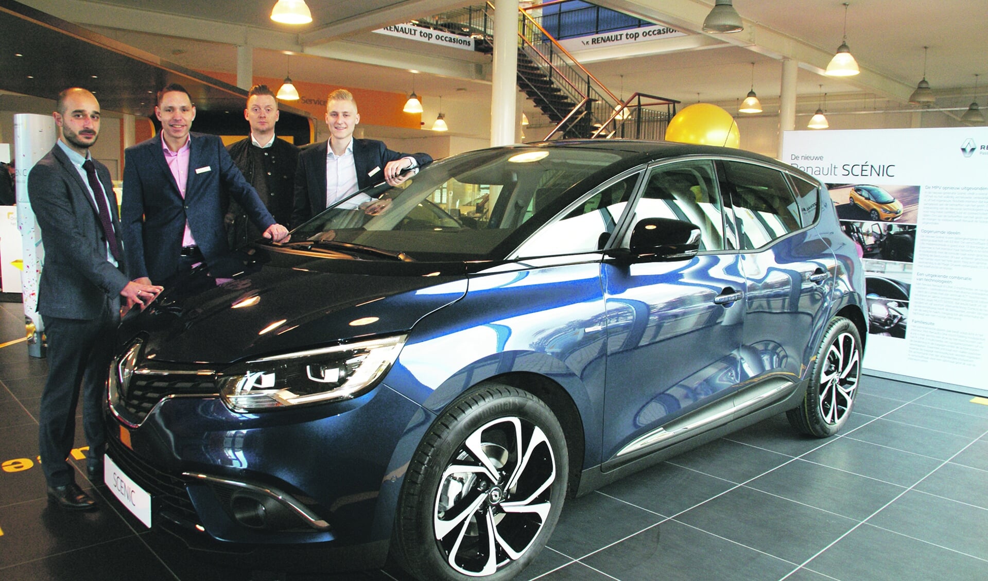 Het verkoopteam van Autohaag Zeeuw bij de nieuwe Renault Scénic.