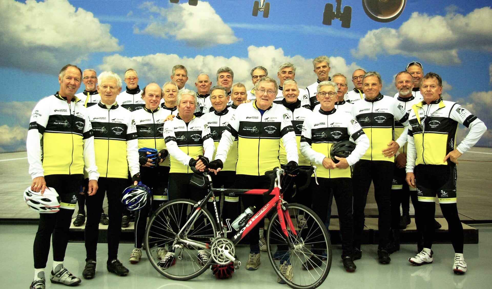 De mannen van de fietsgroep Den Hoorn zie je, in hun gloednieuwe outfits, al van verre aankomen. (foto: Jesper Neeleman)