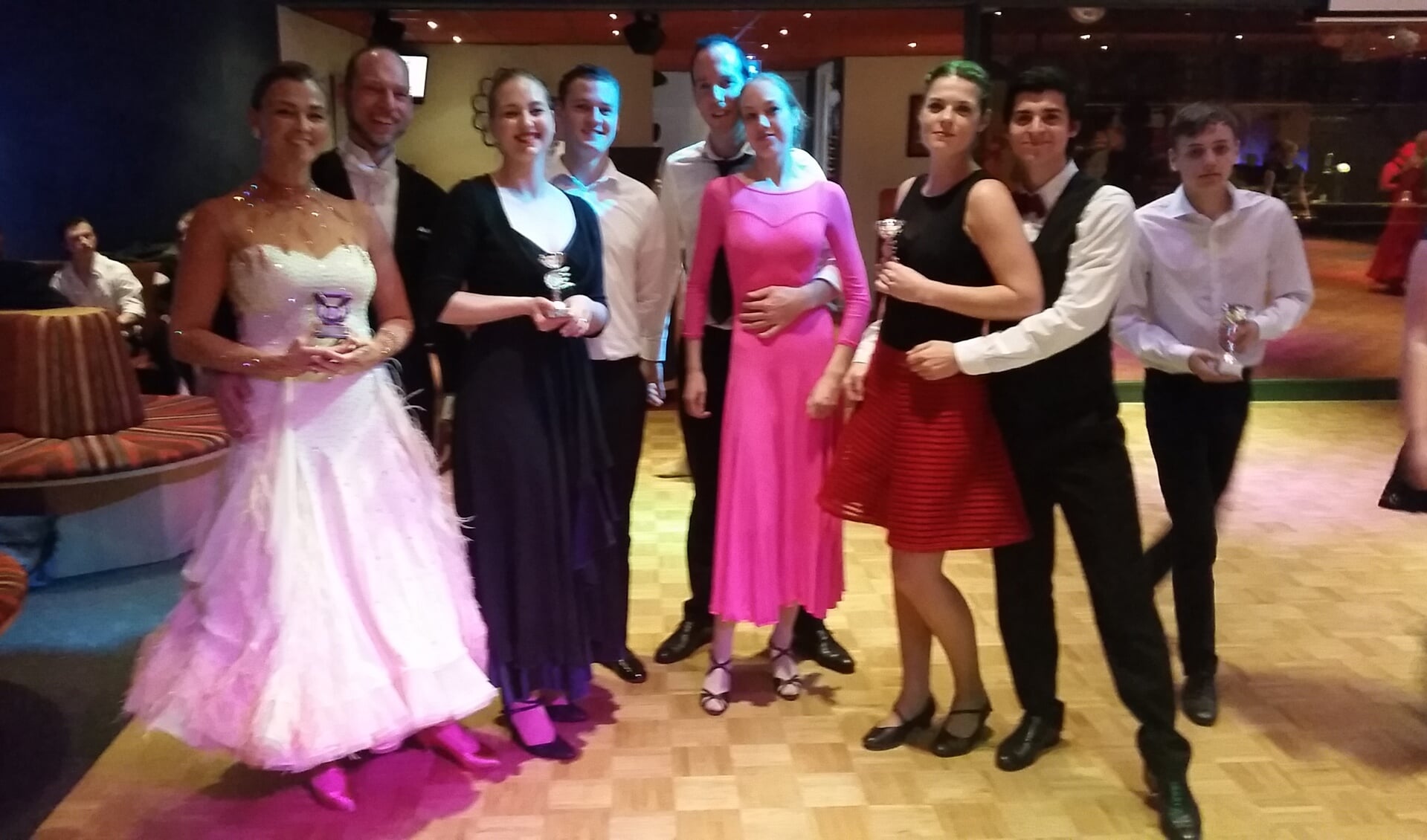 De prijswinnende dansparen van Dansschool Wesseling. 