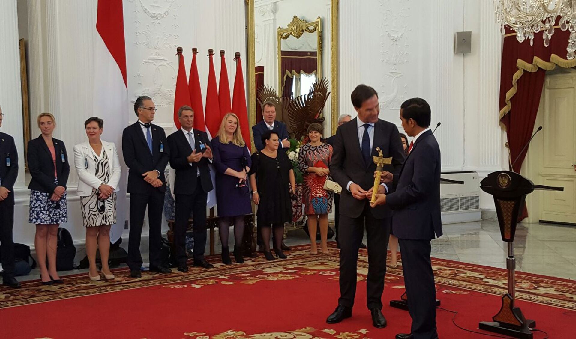 Premier Rutte overhandigt de kris aan de Indonesische president Widodo.