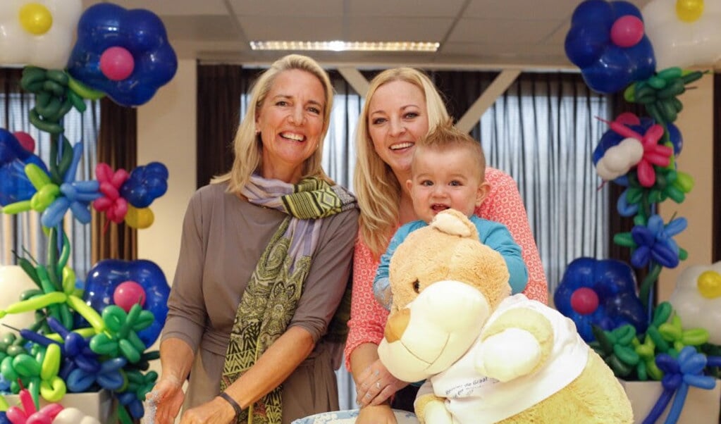 De openingshandeling werd verricht door de veertien maanden oude Foss, zijn moeder Alice en directievoorzitter Carina Hilders (links). Foss is vorig jaar als eerste baby in het nieuwe Reinier de Graaf ziekenhuis geboren.