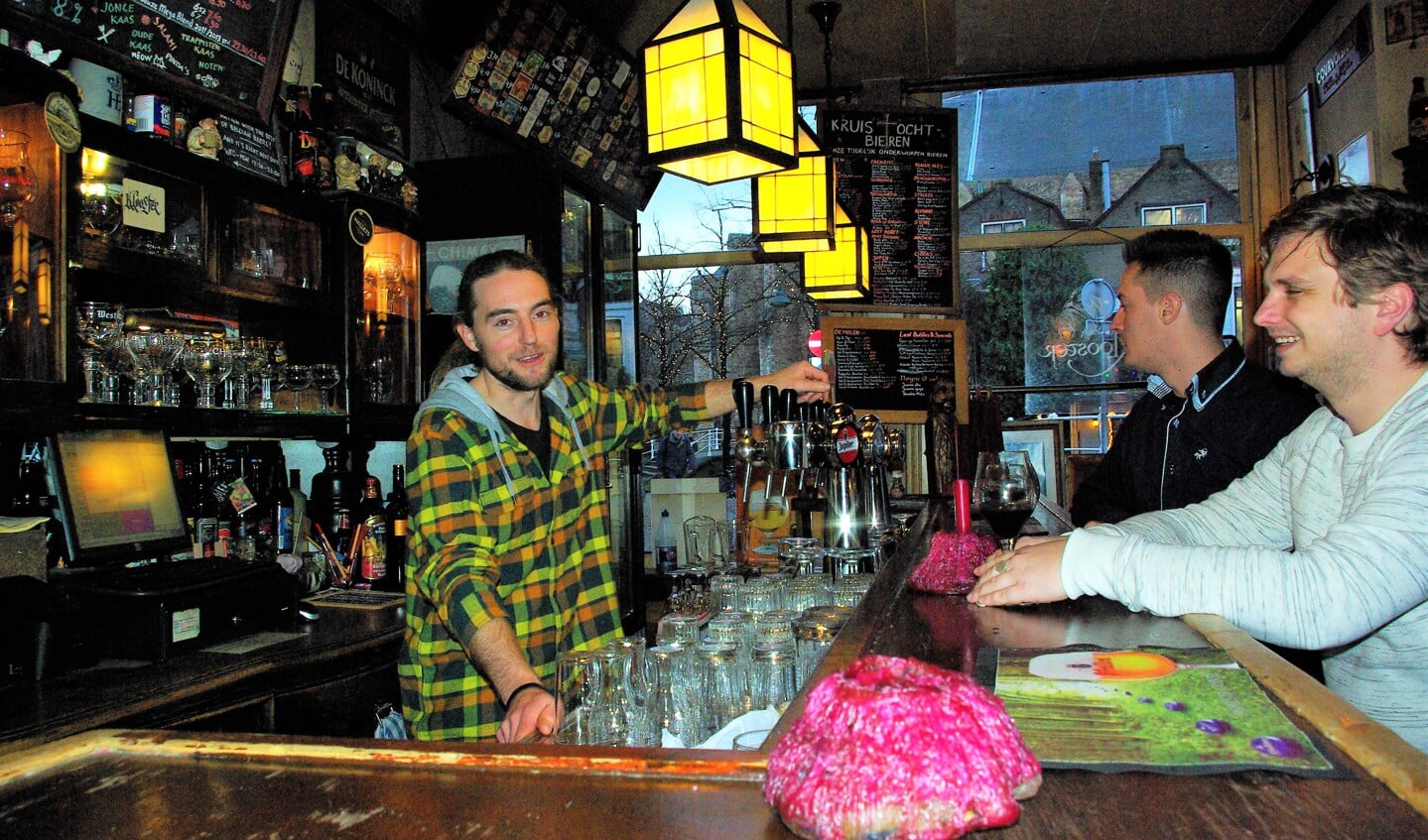 Helmer Dil (links) achter de bar in Trappistenlokaal ’t Klooster, een oud èn ouderwets gezellig bruin café in de historische binnenstad van Delft. (foto: Jesper Neeleman)
