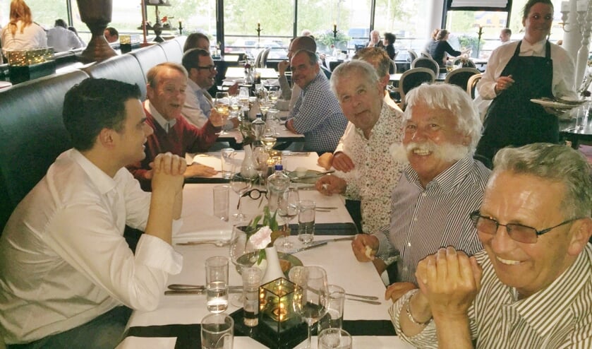 De Delftse fractievoorzitter komen bij het Van der Valk Hotel in Nootdorp bijeen voor hun zeer geheime bespreking over de benoeming van een nieuwe burgemeester.