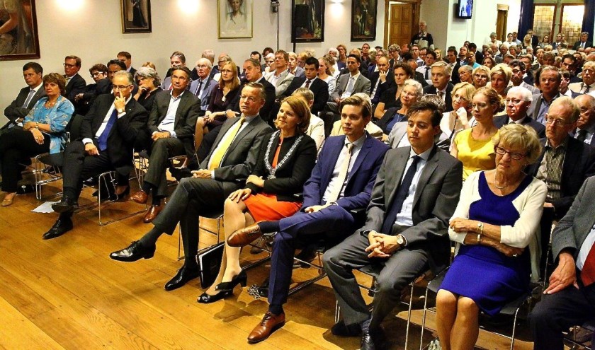 De installatie van Van Bijsterveldt (centraal) trok een volle zaal, met daarin meerdere prominenten als Jan Peter Balkenende, Maxime Verhagen, Ahmed Aboutaleb. Ook voormalig burgemeester Bas Verkerk en Huib van Walsum waren erbij.