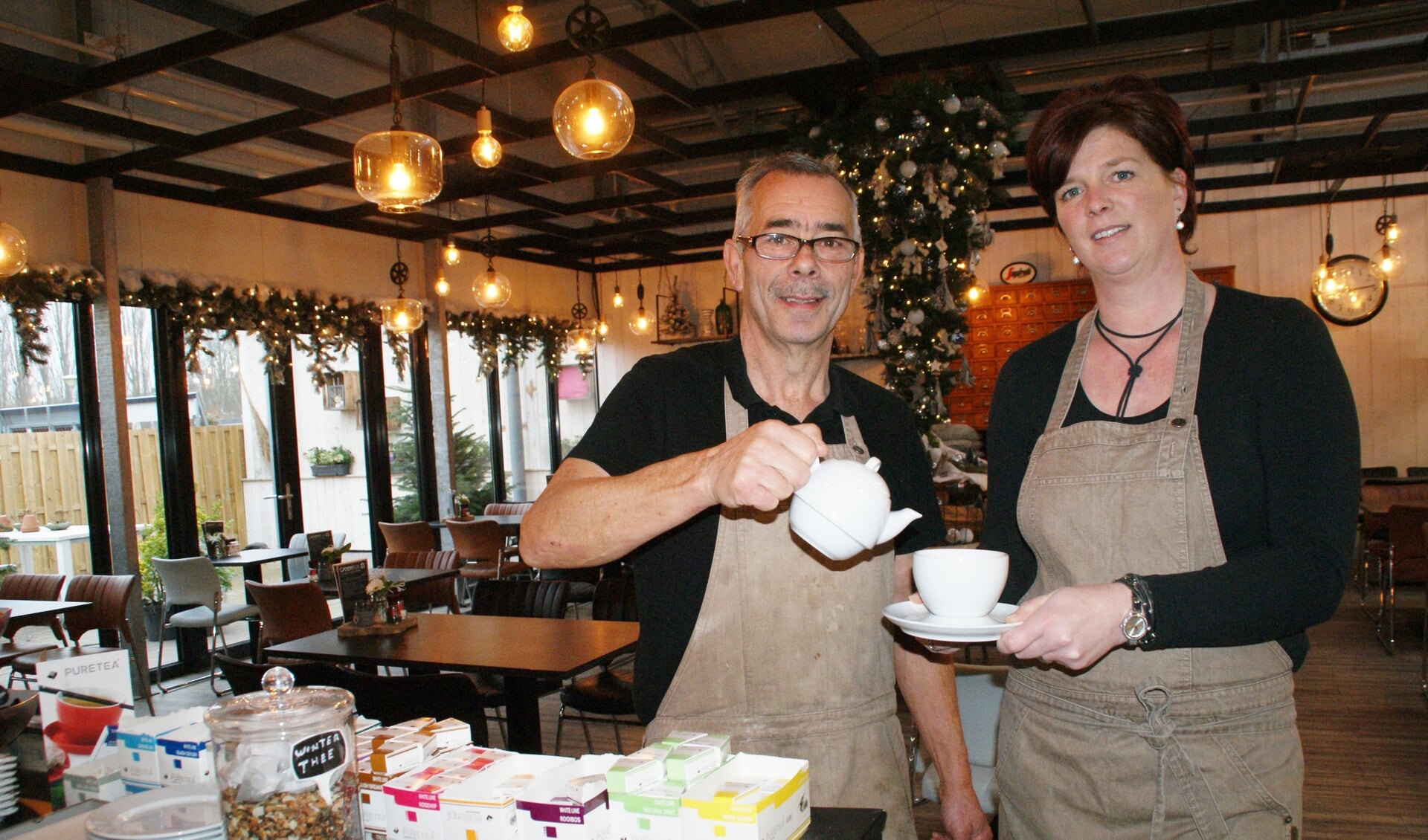 High Tea 'FF Bijkletsen' in het Tuincafé van GroenRijk 't Haantje, met links Dick Houtkamp en rechts Sandra Poth.