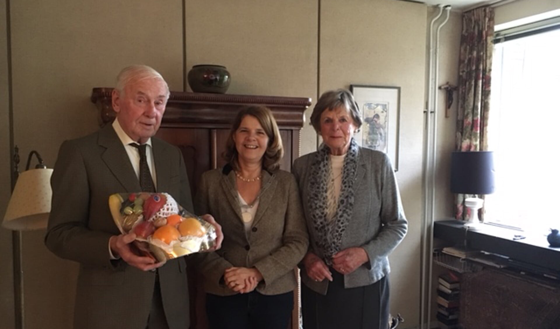 Op 26 november waren mevrouw en de heer Adriaanse 60 jaar getrouwd. Burgemeester Van Bijsterveldt kwam langs met de felicitaties.