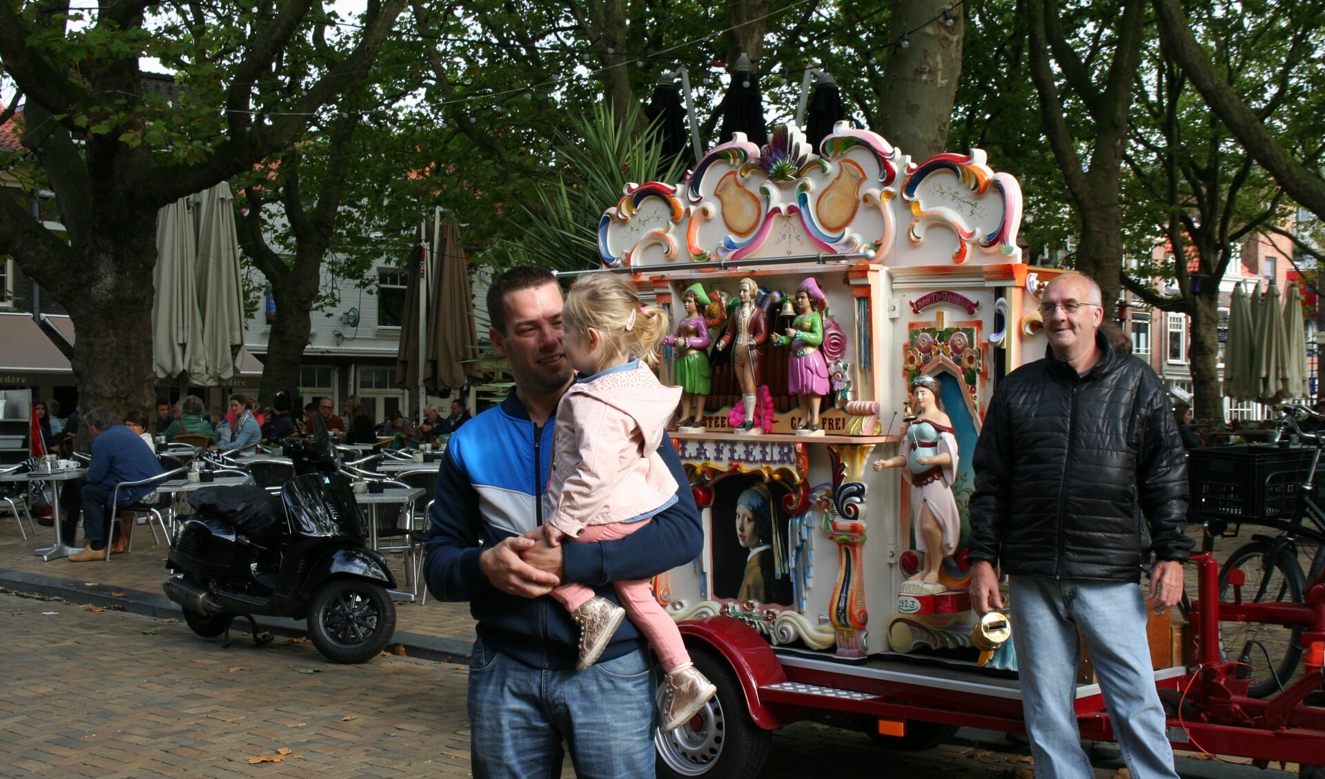 Kinderen luisteren graag naar het draaiorgel van Cor en Piet Tegelaar.